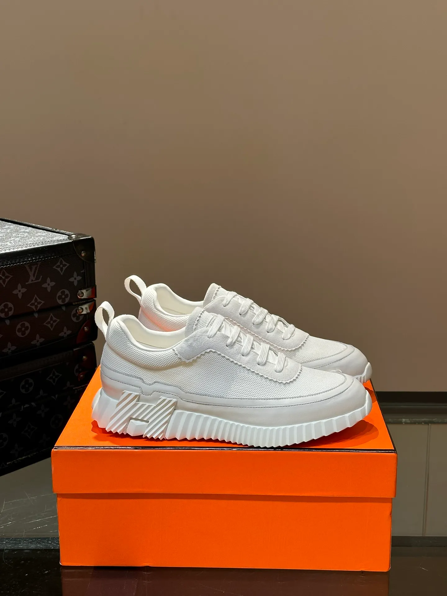 Men's shoes 💰p420 "hermes*" new men's casual sports shoes, the upper is made of cowhide leather and high-end mesh, imported materials, full of texture, the light sole is decorated with contrasting patterns, creating a versatile fashion style. Size: 38-44 (45.46 customized)